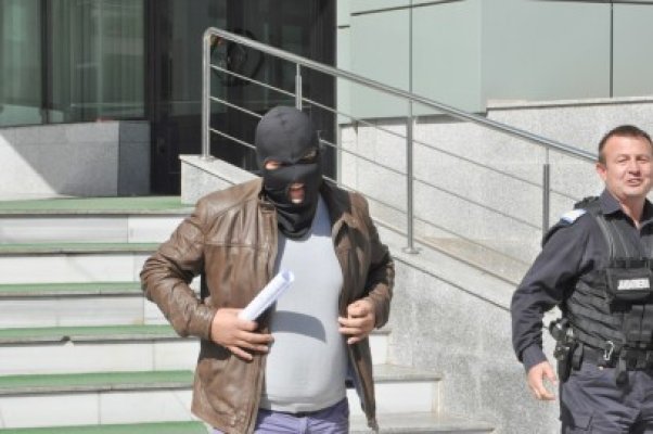 Bărbatul care dădea examene în locul studenţilor este liber
